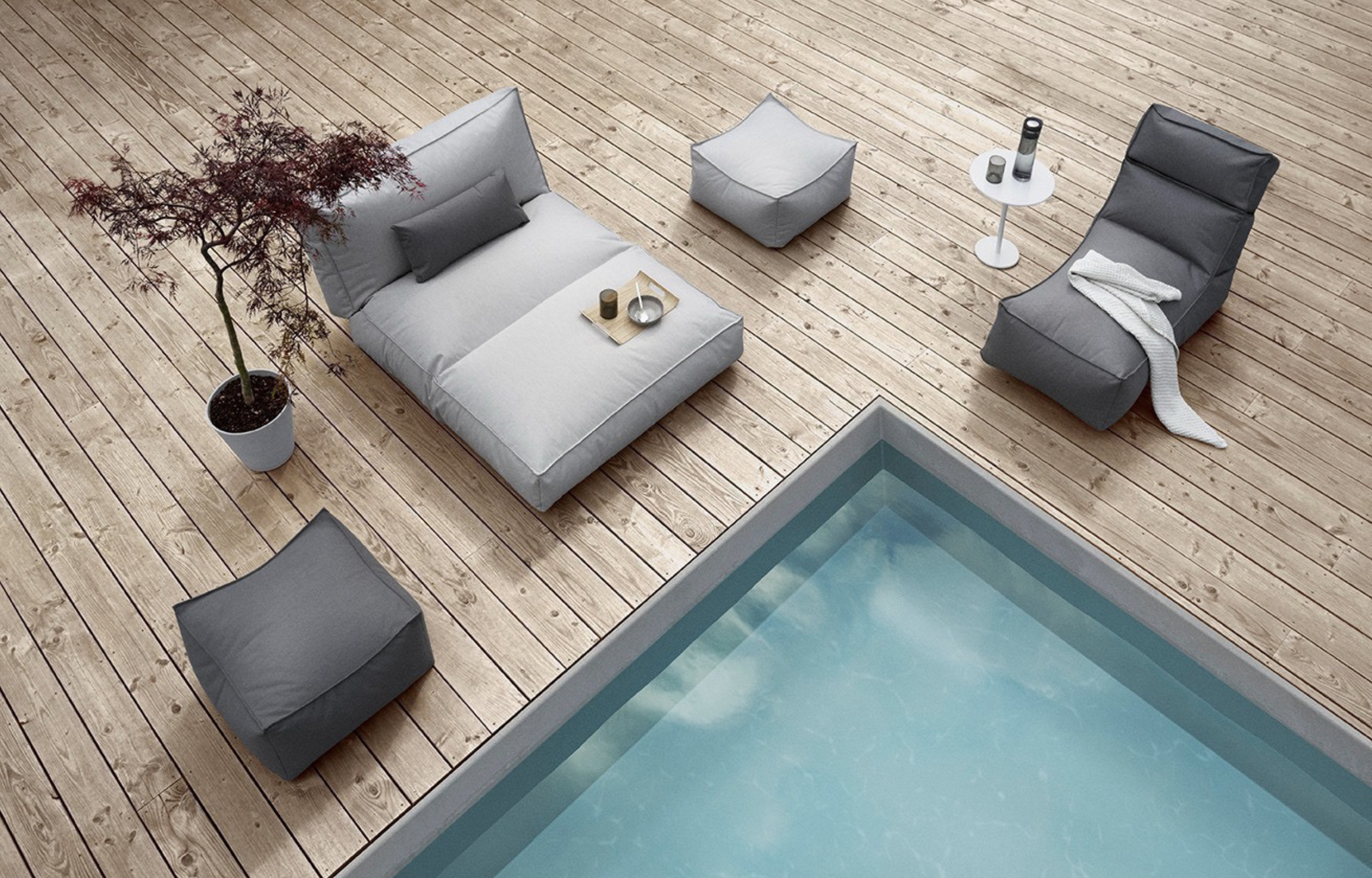 <p>I sofà Blomus in grigio chiaro e antracite arredano qualsiasi ambiente con stile</p>
